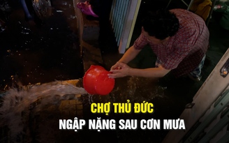 Người dân Thủ Đức hì hục tát nước sau cơn mưa như trút nước