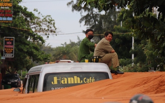Bình Thuận: Sạt lở nghiêm trọng, tê liệt tuyến đường ven biển Mũi Né