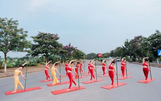 Thêm một nhóm tập yoga giữa đường bị công an triệu tập