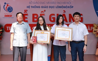 Một trường học ở Hà Nội thưởng vàng cho học sinh tiêu biểu