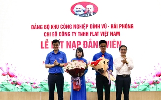 Hai công nhân làm việc cho công ty nước ngoài xúc động khi được kết nạp Đảng