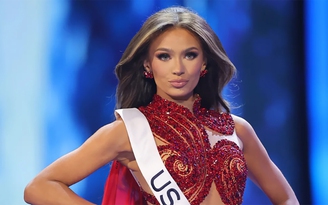 Hoa hậu Mỹ Noelia Voigt từ bỏ vương miện