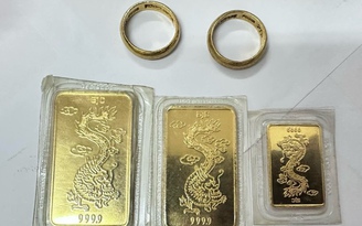 Phát hiện nhiều kim loại nghi là vàng 9999 'bỏ quên' trong túi đồ từ thiện ở TP.Thủ Đức
