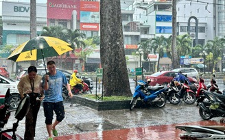 Trưa nay, TP.HCM bất chợt mưa lớn