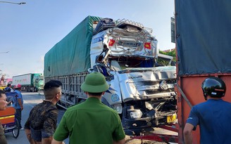 Quảng Bình: Tai nạn liên hoàn, tài xế bị thương nặng, đầu xe biến dạng