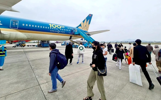 Yêu cầu Vietnam Airlines giải trình lý do tăng giá vé máy bay