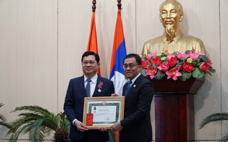 Trao Huân chương Tự do hạng 3 của Nhà nước Lào cho ông Trần Phước Sơn