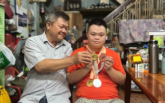 Chàng trai Hội chứng Down dành tặng cha những tấm huy chương quý hơn cả 'kim cương'