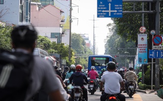 Sợ khó qua đường, xe máy quẹo trái khi đèn đỏ sẽ bị phạt thế nào?