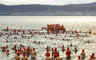 Hơn 3.000 người bơi khỏa thân trong biển giá lạnh