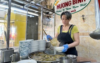 Quán 'phở Michelin' ở TP.HCM mở từ năm 1958: Chuyện chủ quán đứng quầy từ sáng tới tối