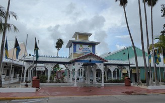 Tới Bahamas ngoài tắm biển hãy đến những  trung tâm mua sắm thú vị này