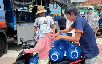 Công ty Coca-Cola Việt Nam mang nước uống miễn phí đến bà con vùng nhiễm mặn