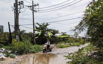 Dây néo trụ điện quá thấp, gây nguy hiểm