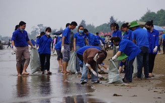 Hàng trăm thanh niên làm đẹp cho bãi biển Hải Tiến