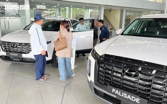 Khách Việt mua ô tô: Có nên chờ giảm lệ phí trước bạ mới 'xuống tiền'?