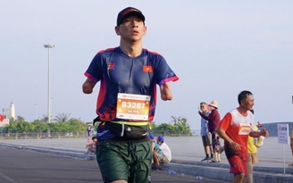 Chàng trai không tay thay đổi cuộc đời bằng… chạy bộ