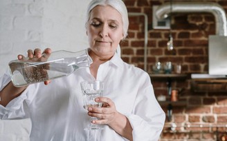 Điều gì xảy ra với người lớn tuổi nếu không uống đủ nước?