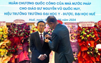 Pháp trao Huân chương Công trạng Quốc gia cho một giáo sư tại Huế