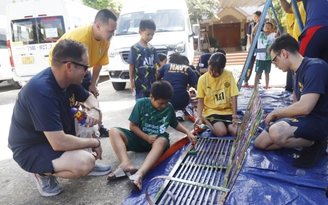 Hải quân Mỹ cùng tô tượng, làm sân chơi cho trẻ mồ côi tại Khánh Hòa