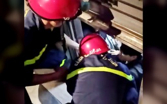 Cận cảnh giải cứu 9 người bị kẹt thang máy tại nhà hàng ở TP.HCM
