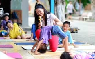 Các nữ HLV yoga xinh đẹp đi xin thảm tập mang điều đặc biệt cho cả trăm đứa trẻ