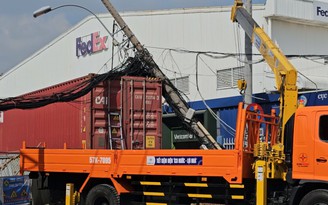 Xe container kéo gãy trụ điện đường dây hạ thế, giao thông hỗn loạn