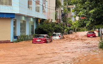 Lũ cuồn cuộn trên đường phố Sơn La, nhiều tuyến đường bị sạt lở