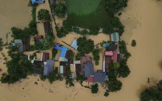 [FLYCAM] Nước sông Bùi dâng 'nhanh như đuổi', người Hà Nội hối hả chạy lũ