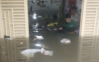 Hà Nội: 70 xe máy chìm nghỉm trong hầm chung cư mini sau mưa lớn