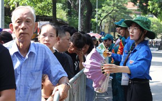 'Lực lượng đặc biệt' dãi nắng, dầm mưa hỗ trợ nhân dân đến viếng Tổng Bí thư