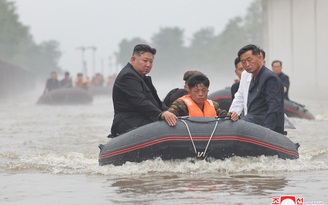 Ông Kim Jong-un đi xuồng thị sát vùng lũ, cách chức Bộ trưởng Công an