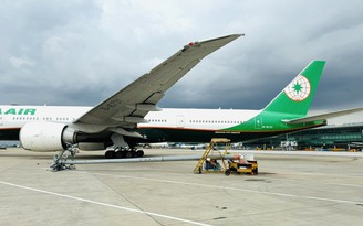 Máy bay Eva Air tông hỏng cột đèn chiếu sáng tại sân bay Tân Sơn Nhất