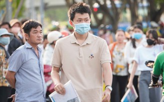 Phụ huynh lỉnh kỉnh đồ đạc, vượt hơn 700km cùng con đi thi vào trường công an