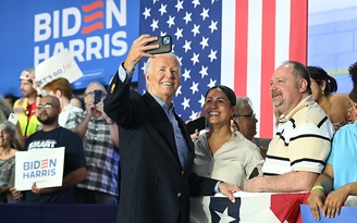 Tổng thống Biden xoay xở vượt khủng hoảng