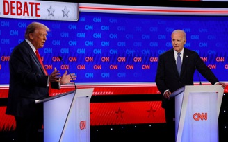 Tổng thống Biden bám đuổi sát sao ông Trump ở các bang chiến trường