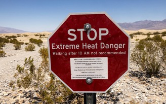 Nắng nóng hơn 53 độ C tại Mỹ khiến người đi xe máy tử vong