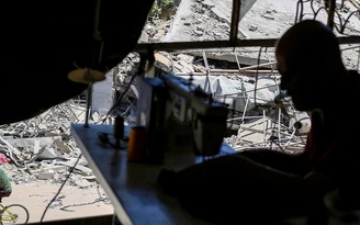 Nhặt nhạnh gầy dựng lại xưởng may từ hoang tàn Gaza
