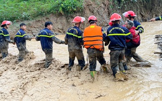 Hết lòng vì dân: Cứu người trong tâm lũ quét