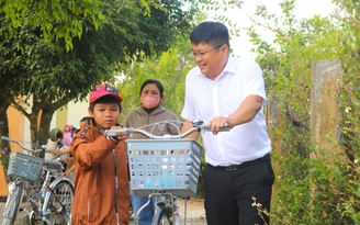 150 học sinh nghèo vui mừng nhận quà trước thềm năm học mới