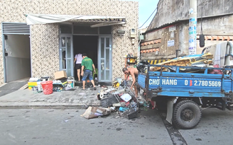 Cháy trong đêm, người thuê trọ leo mái tôn nhà dân thoát hiểm