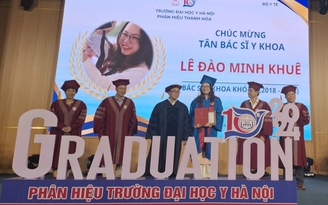 Tân bác sĩ chỉ đủ điểm đỗ đại học được vinh danh thủ khoa ngày tốt nghiệp