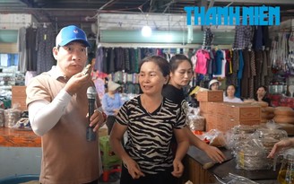 Quang Thắng mê mẩn món kẹo cu đơ Hà Tĩnh, quên cả dẫn chương trình