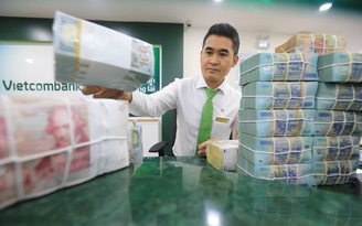 Ngân hàng Nhà nước dừng hút tiền, giá USD 'thủng' mức 25.000 đồng