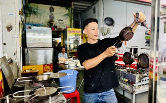 Chàng trai làm bánh như luyện 'kung fu' ở TP.HCM: Khách nhìn không chớp mắt, mua vì ngon