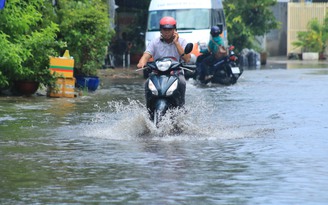 TP.HCM mưa xuất hiện giữa trưa, đường phố nhiều nơi mênh mông nước