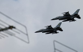 Chiến đấu cơ F-16 bay trên bầu trời Ukraine