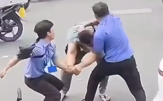 Clip tài xế xe buýt đánh nhau với người chạy xe công nghệ náo loạn cả vòng xoay: CSGT TP.HCM ra quyết định