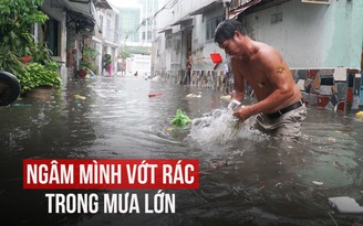 Ngao ngán trong con hẻm ngập nước sau mưa lớn: Tát nước, moi rác, dắt xe chết máy