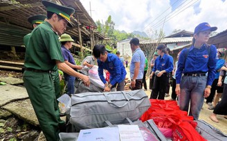 Báo Thanh Niên cứu trợ học sinh, người dân biên giới sau bão lũ